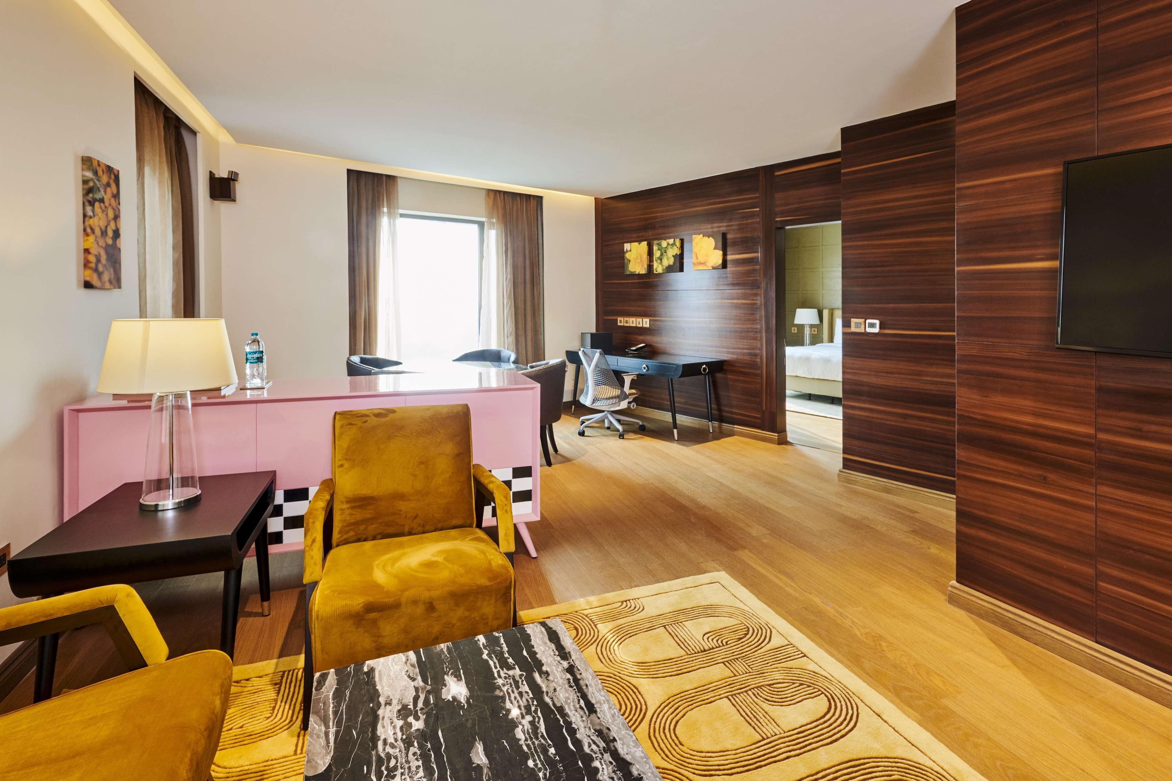 Hilton Garden Inn Лакнау Екстериор снимка