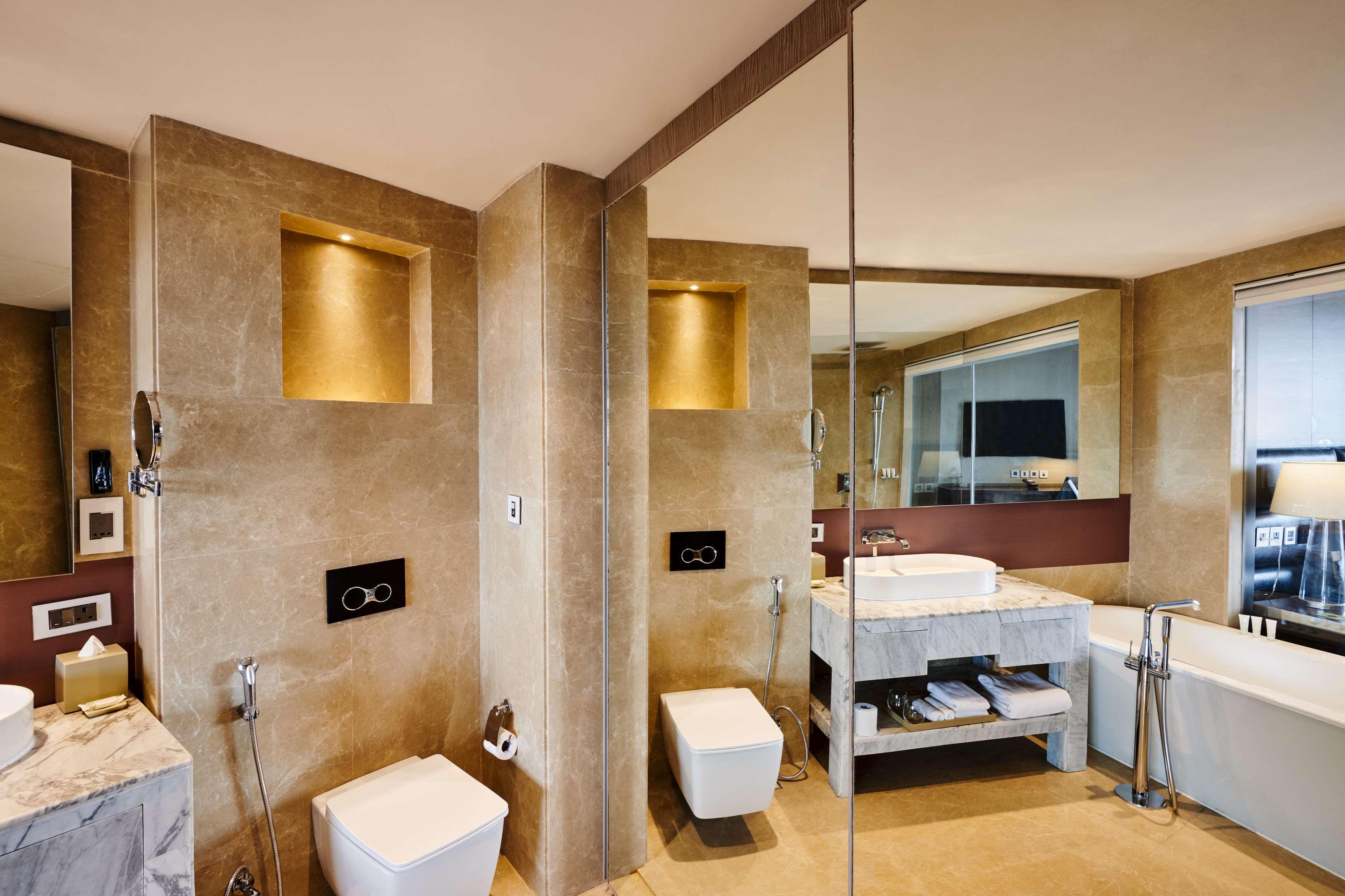 Hilton Garden Inn Лакнау Екстериор снимка