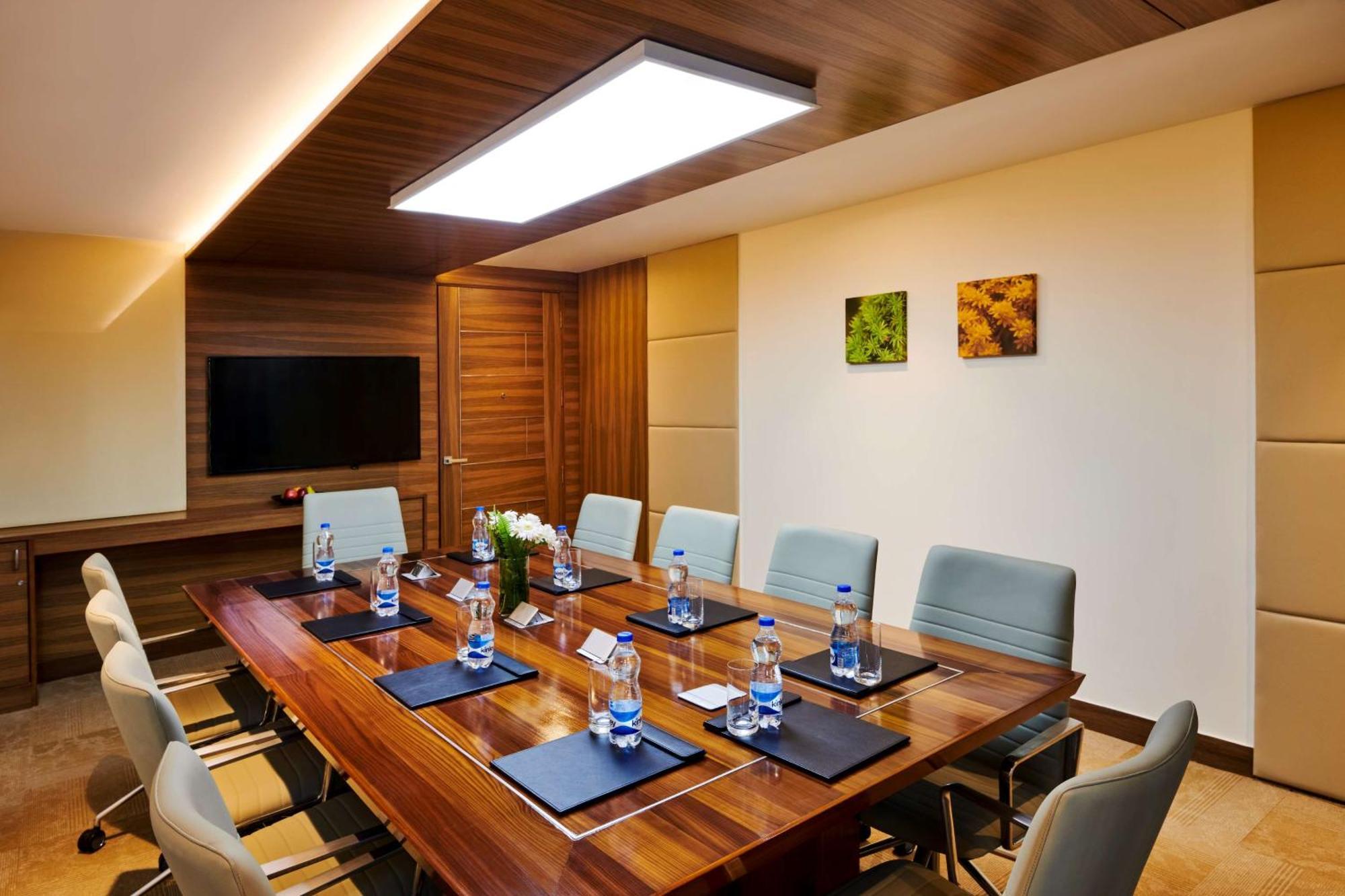 Hilton Garden Inn Лакнау Екстериор снимка