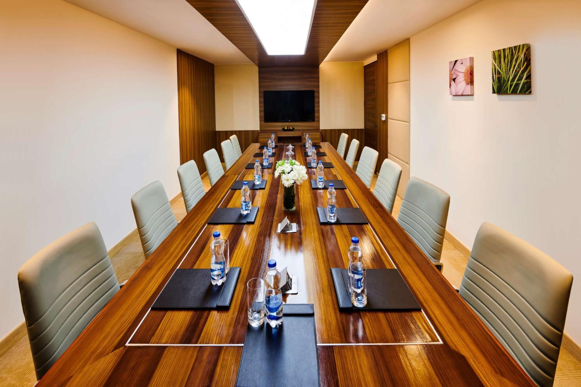 Hilton Garden Inn Лакнау Екстериор снимка