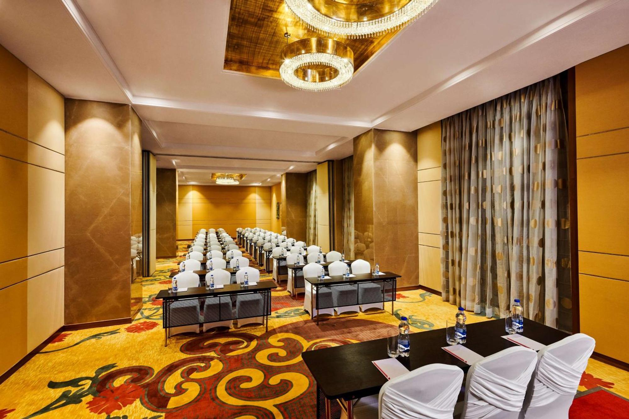 Hilton Garden Inn Лакнау Екстериор снимка