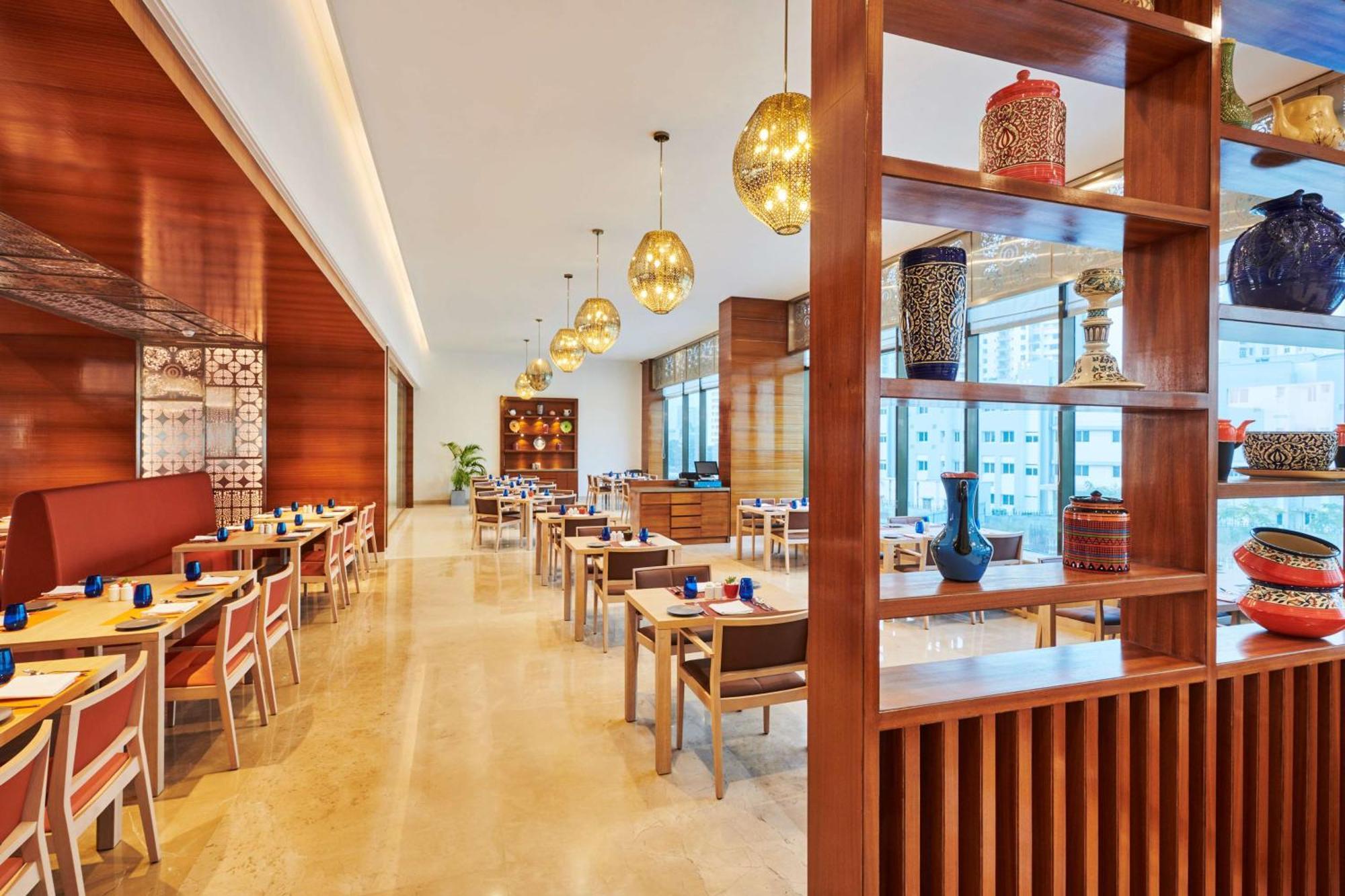 Hilton Garden Inn Лакнау Екстериор снимка