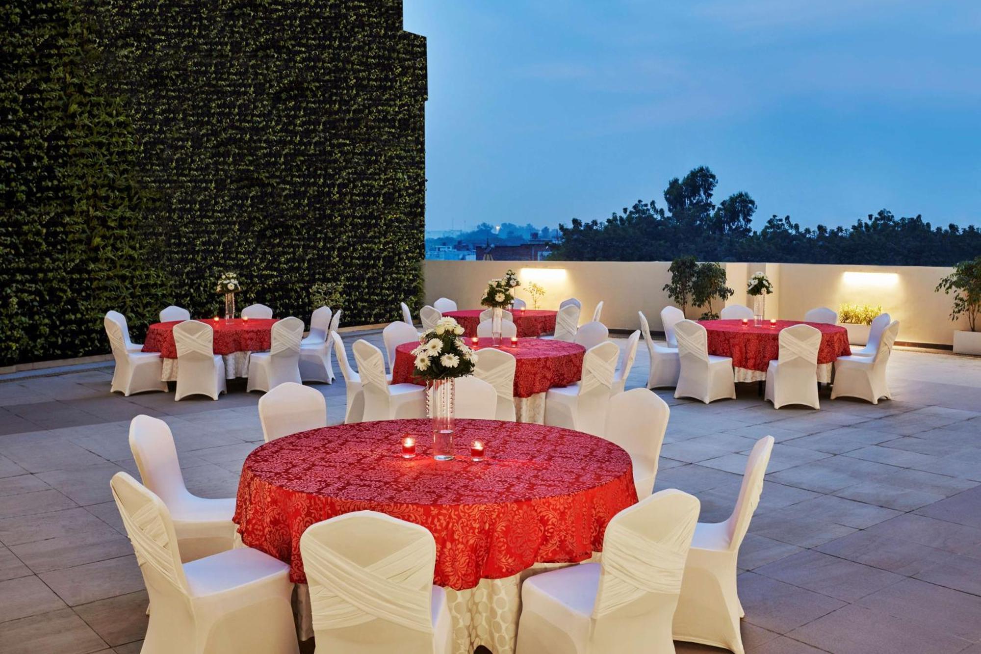 Hilton Garden Inn Лакнау Екстериор снимка
