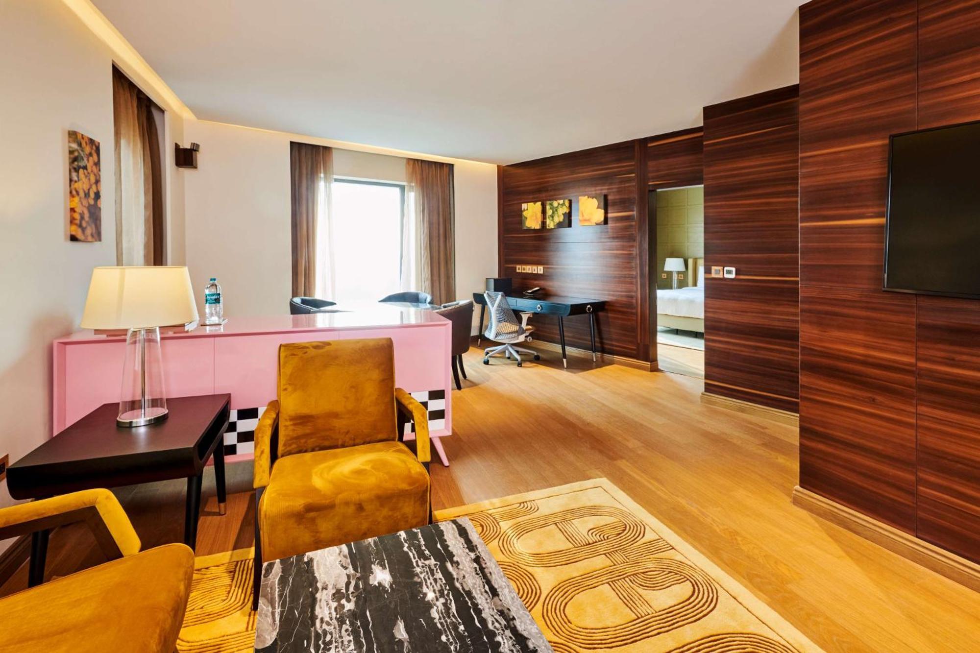 Hilton Garden Inn Лакнау Екстериор снимка