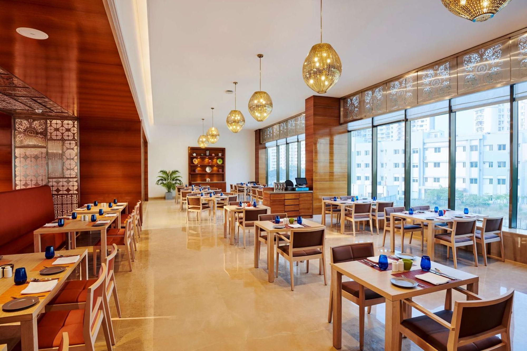Hilton Garden Inn Лакнау Екстериор снимка