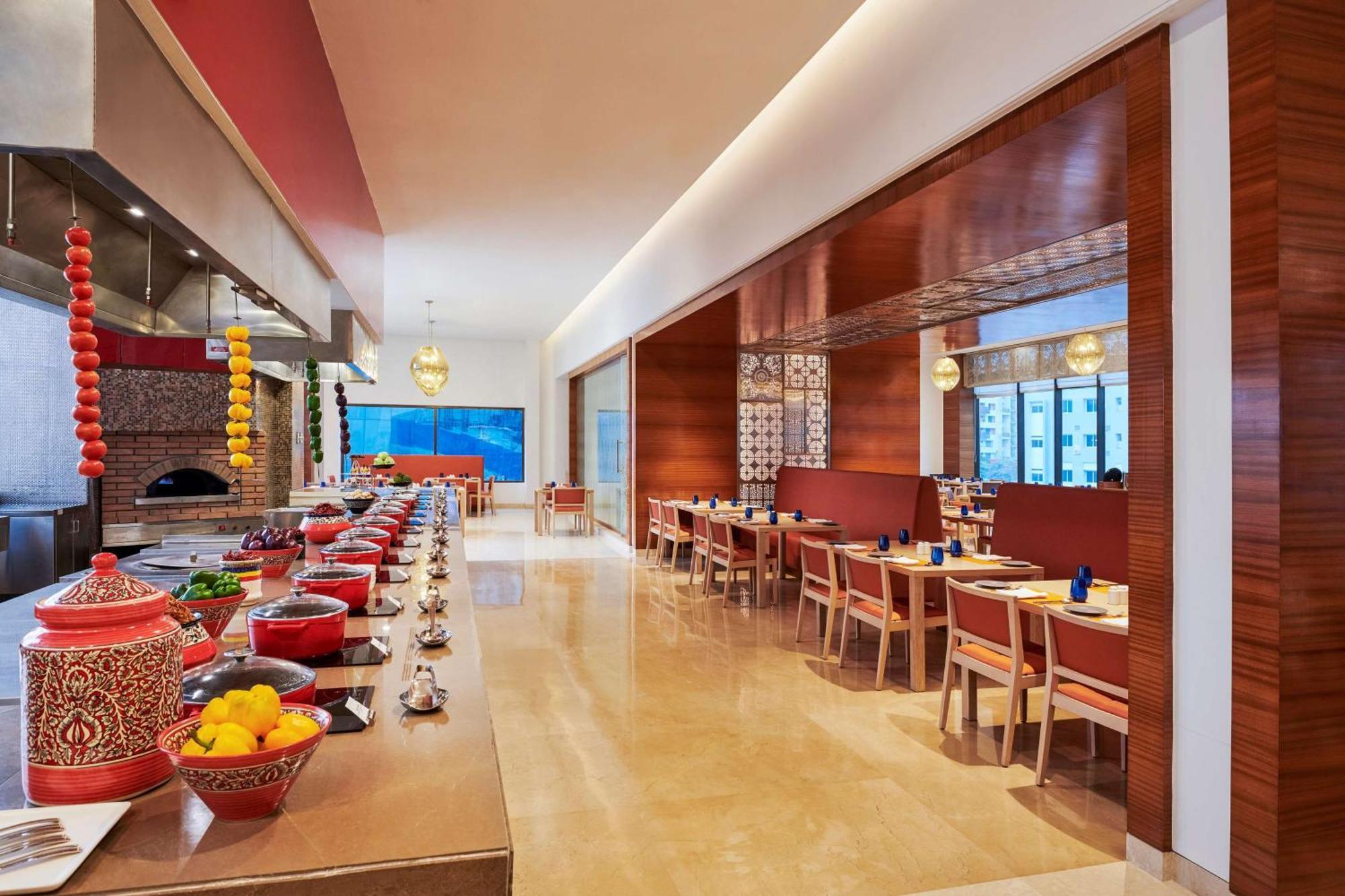 Hilton Garden Inn Лакнау Екстериор снимка