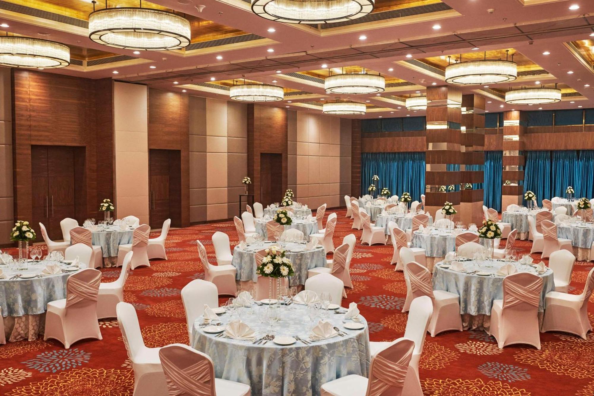 Hilton Garden Inn Лакнау Екстериор снимка