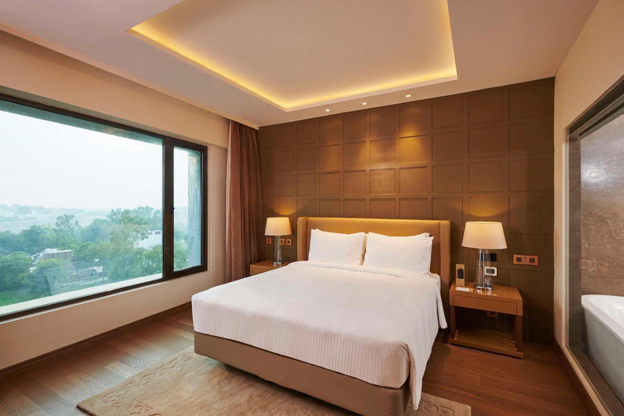 Hilton Garden Inn Лакнау Екстериор снимка