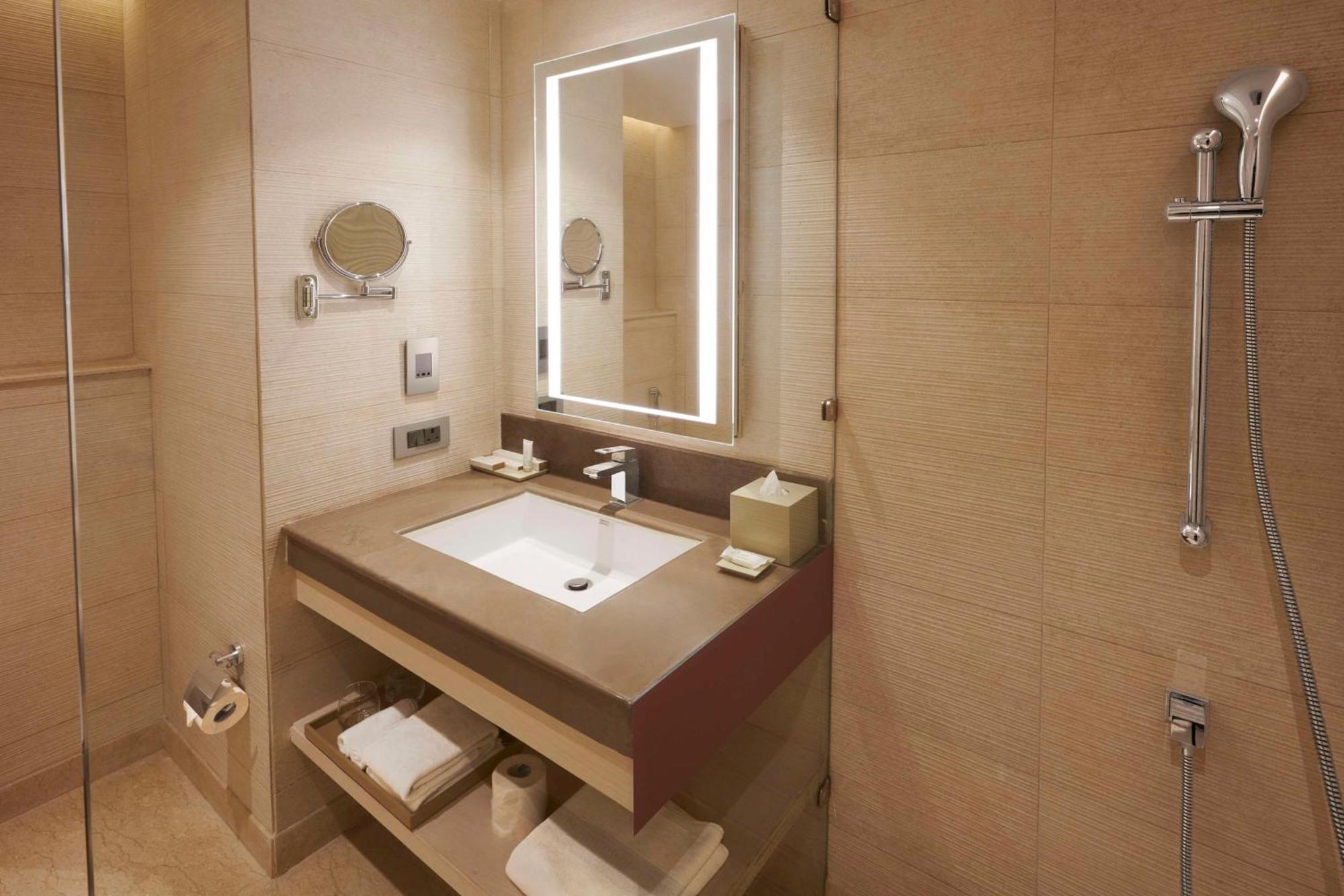 Hilton Garden Inn Лакнау Екстериор снимка
