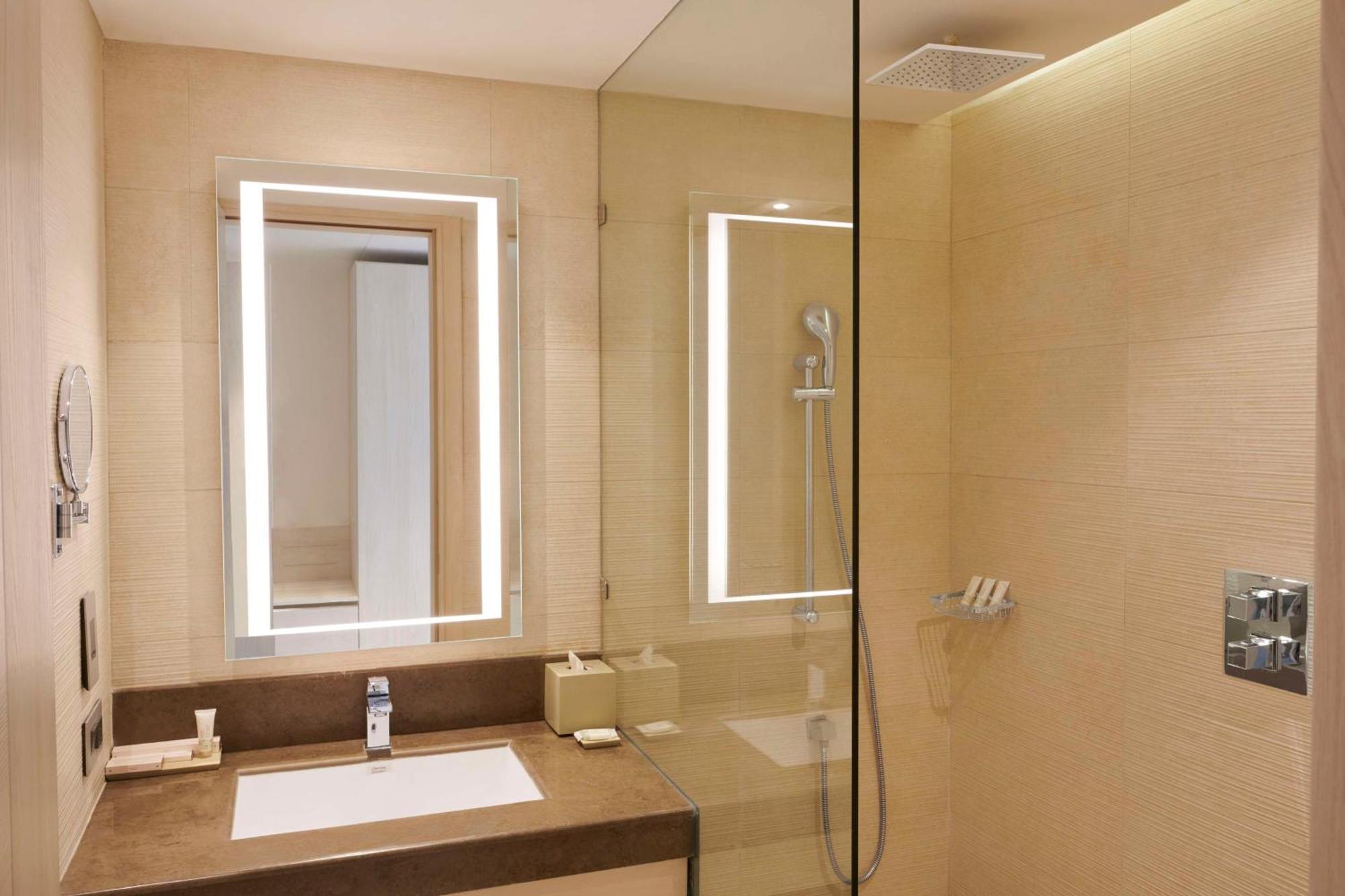 Hilton Garden Inn Лакнау Екстериор снимка