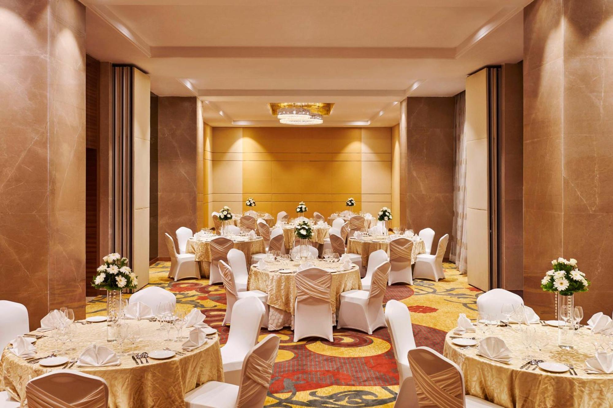Hilton Garden Inn Лакнау Екстериор снимка